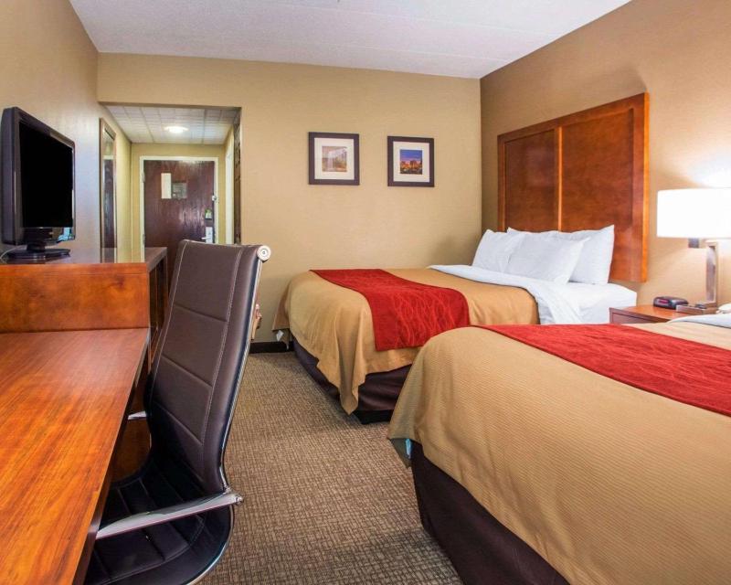 Queen Room with Two Queen Beds - Non-Smoking image 1