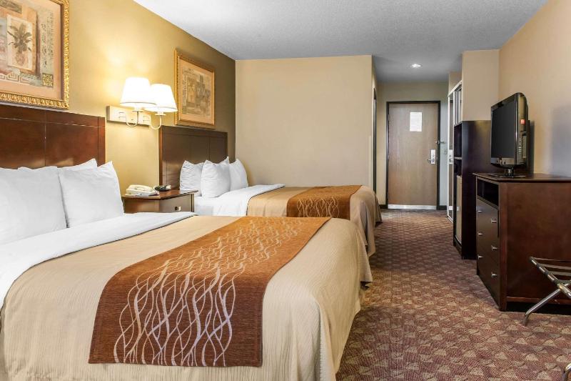 Queen Room with Two Queen Beds - Non-Smoking image 2