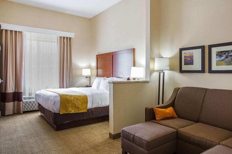 King Suite - Non-Smoking image 4