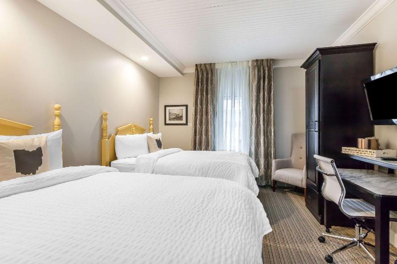 Deluxe Queen Room with Two Queen Beds image 3