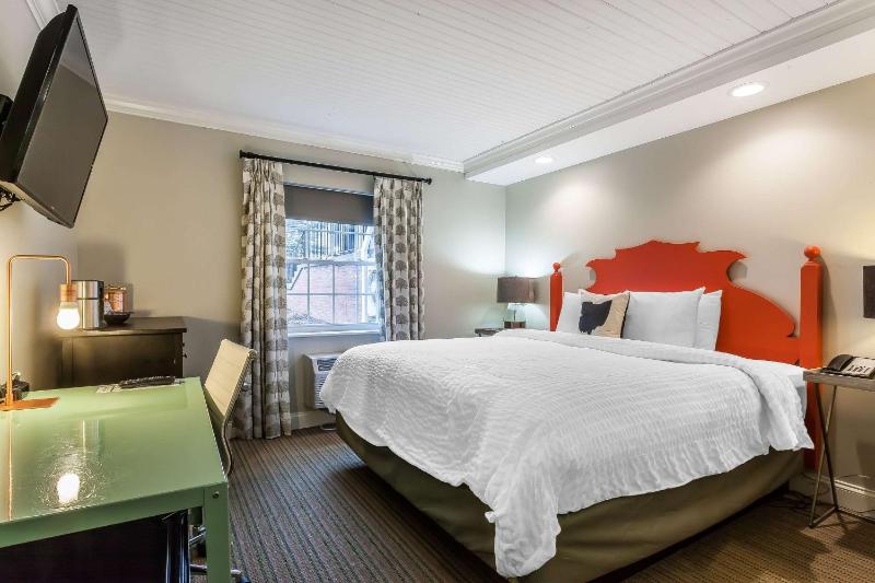 Deluxe King Room image 4