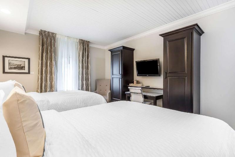 Deluxe Queen Room with Two Queen Beds image 4