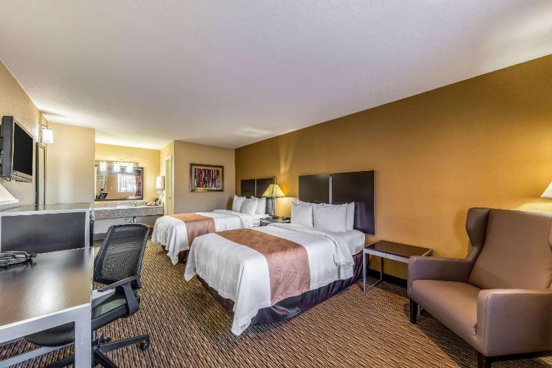 Queen Room with Two Queen Beds - Non-Smoking image 2