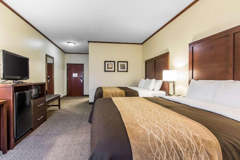 Queen Room with Two Queen Beds - Non-Smoking image 2