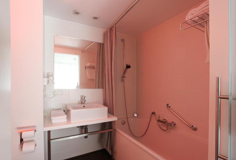 Double Room with Circuit View image 4