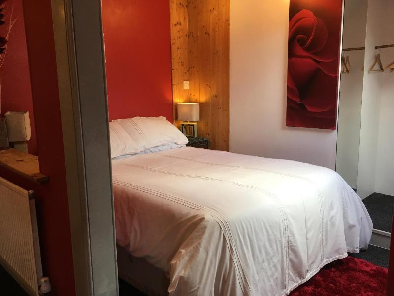 Standard Triple Room with Sea View image 2