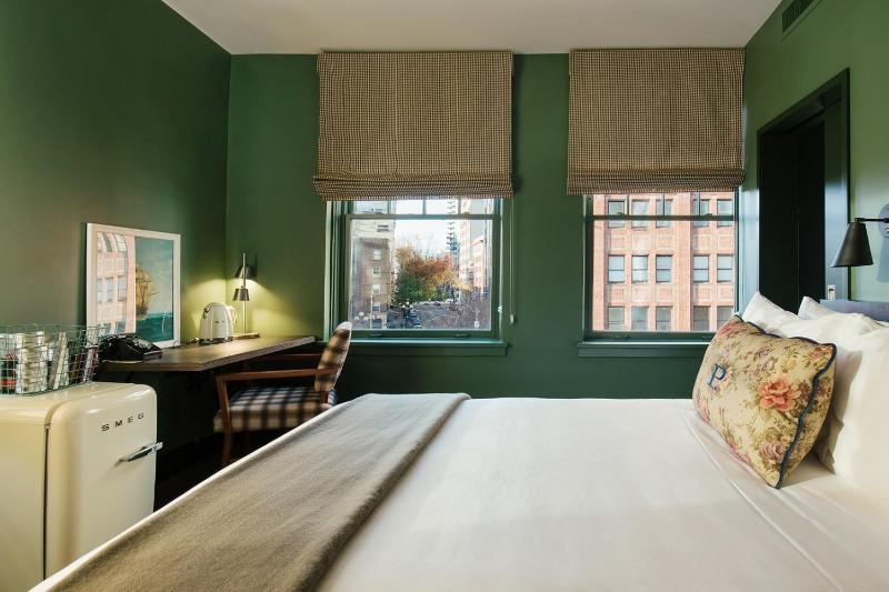 Deluxe Queen Room with View image 4