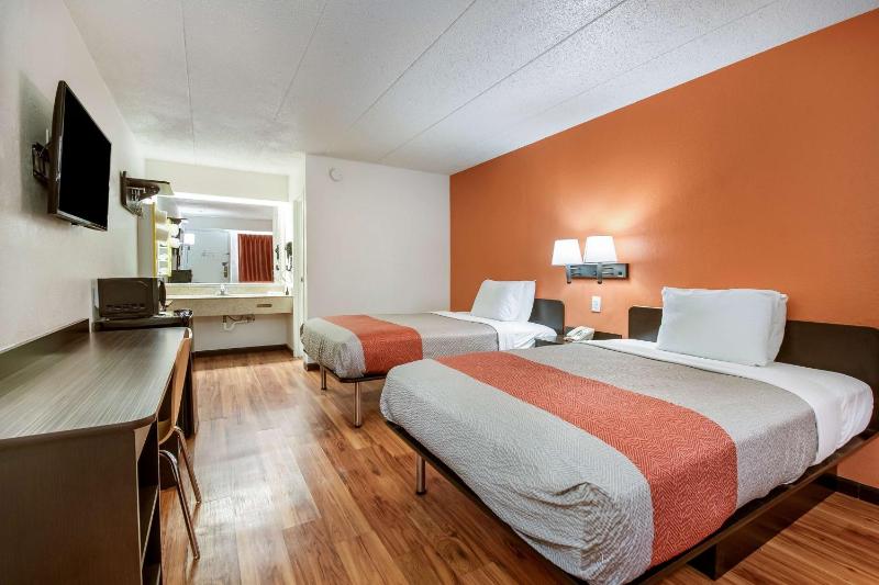 Quadruple Room - Disability Access - Non-Smoking image 1