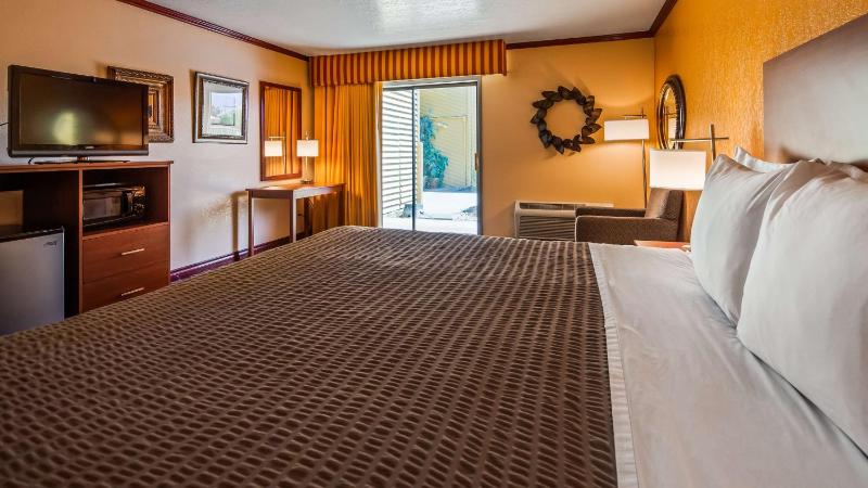 King Room with Pool View image 3
