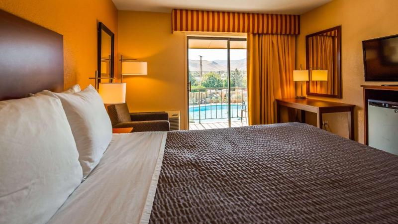Queen Room with Pool View - Non-Smoking image 3
