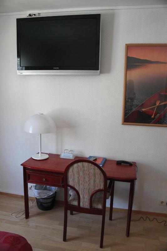 Twin Room image 4