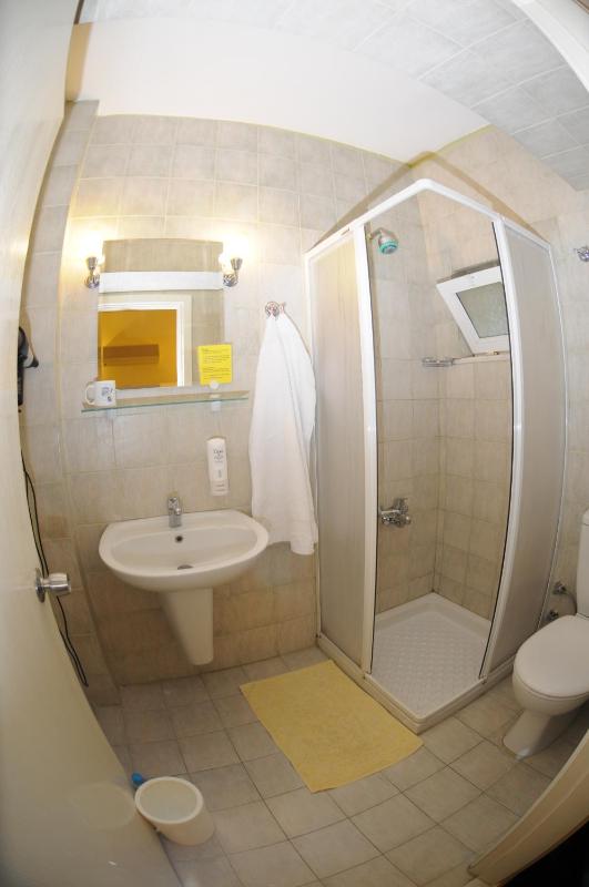 Economy Double Room image 2