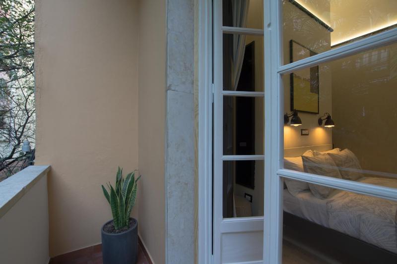 Deluxe Double Room with Balcony image 3