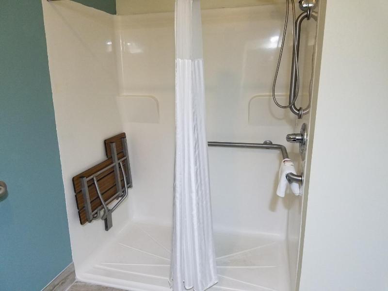 Deluxe King Room - Mobility Access/Non-Smoking image 2