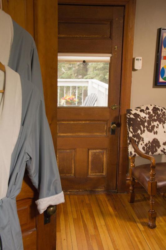 Deluxe Queen Room image 3