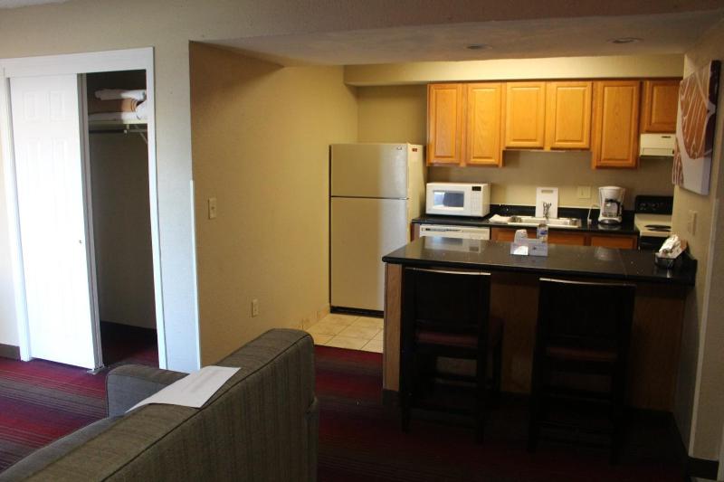 1 King Bed and 1 Queen Bed, Two-Bedroom, Suite, Non-Smoking image 4
