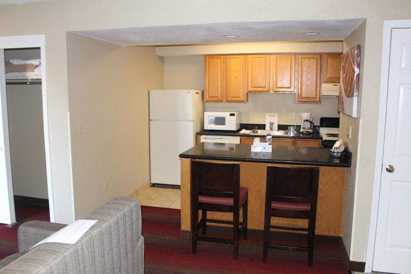 2 Queen Beds, Studio, Suite, Non-Smoking image 2