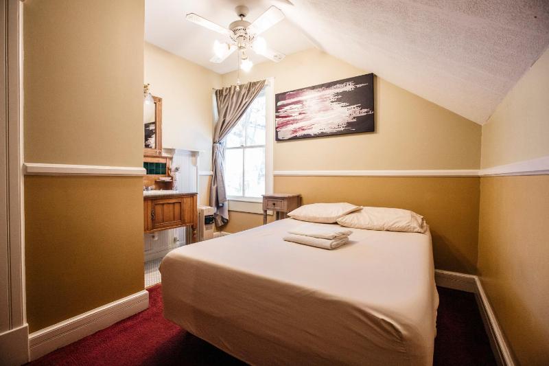 Double Room image 3