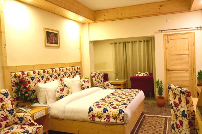 Junior Suite with Balcony image 1