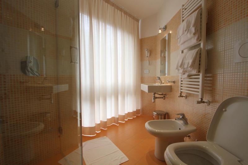 Twin Room image 2