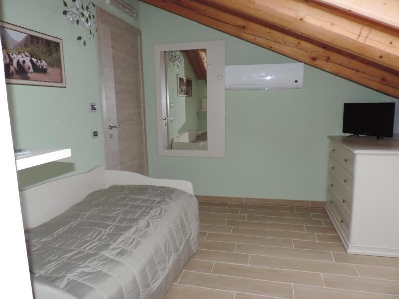 Twin Room with Private External Bathroom image 3