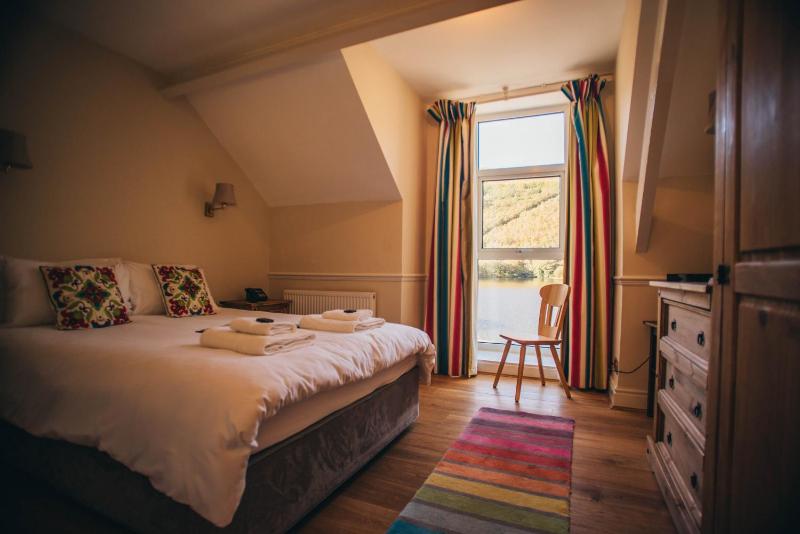 Double Room with Lake View image 3