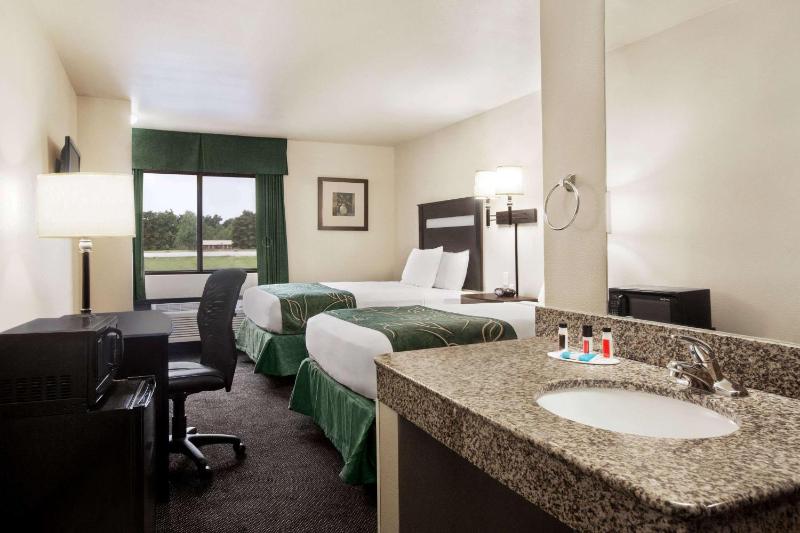 Queen Room with Two Queen Beds - Non-Smoking image 4