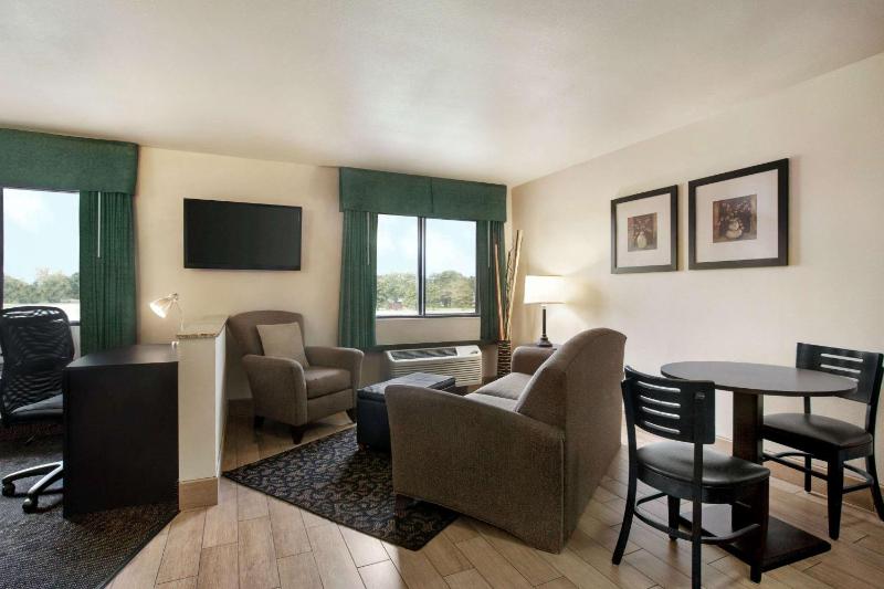 King Studio Suite - Non-Smoking image 4