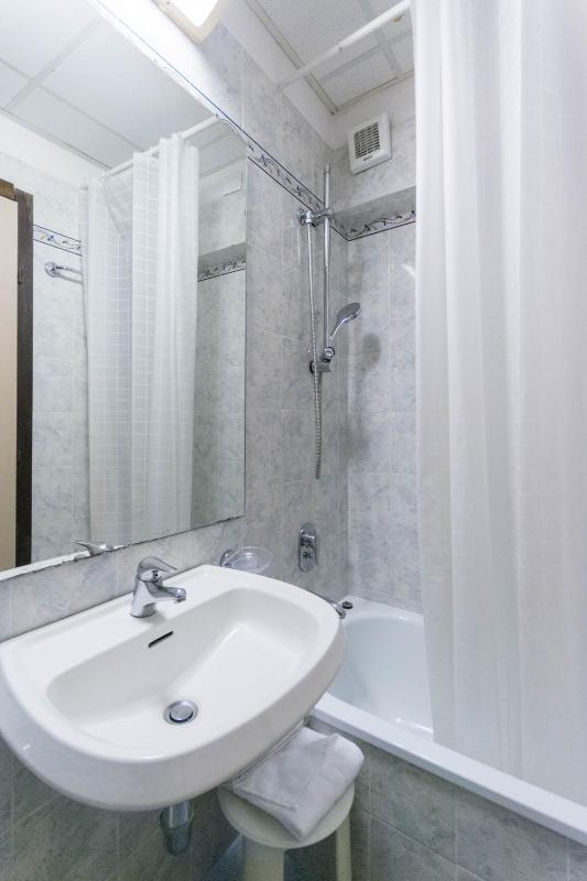 Quadruple Room image 4