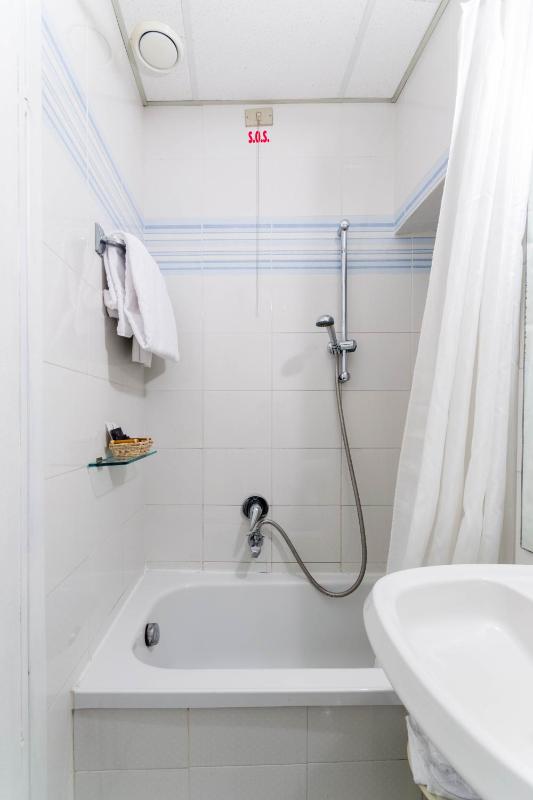 Economy Twin Room image 1