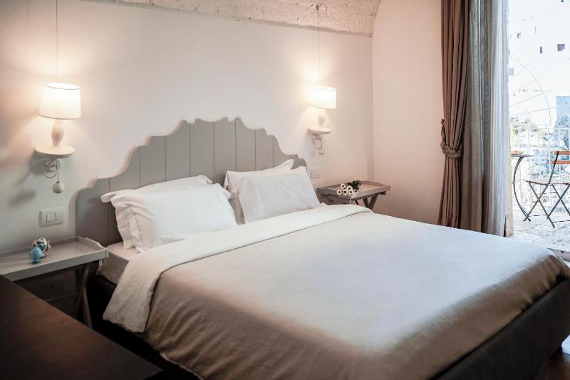 Deluxe Double Room with Balcony and Sea View image 3