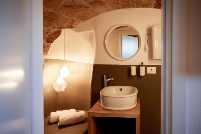 Deluxe Double Room with Bath image 4