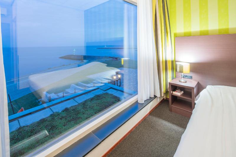 Deluxe Double Room with Sea View image 3