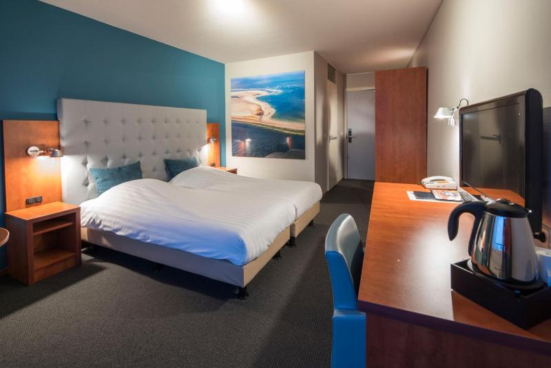 Deluxe Double Room with Balcony and Sea View image 3