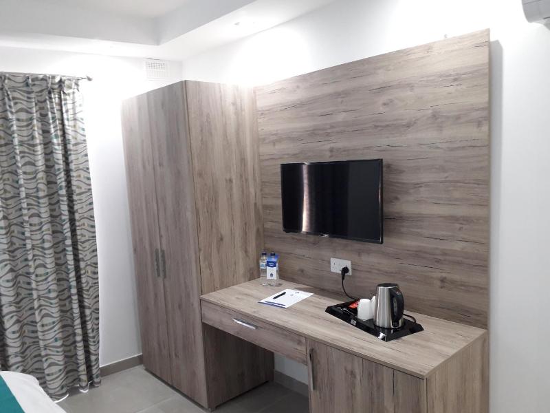 Deluxe Double or Twin Room with City View image 4