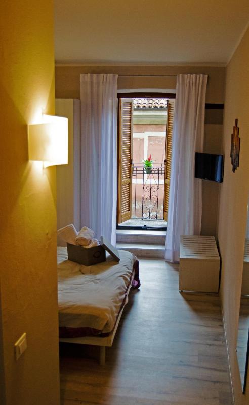 Double Room with Balcony image 3