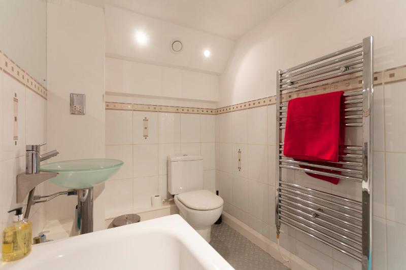 City Centre Lace Market Apartments - 2 Bedrooms Budget Apartment with 4 Beds and 2 Bathrooms and full Kitchen in George Street - close to Victoria Centre Shopping Centre and Nightlife - image 14