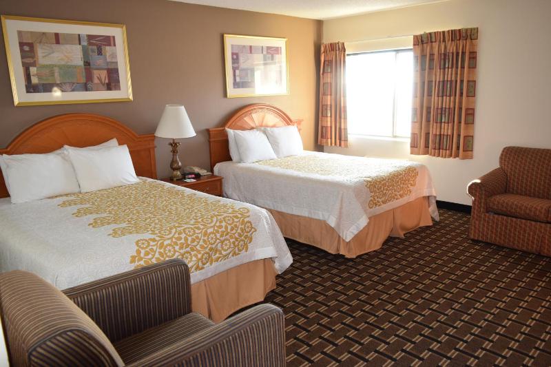 Queen Room with Two Queen Beds - Non-Smoking image 2