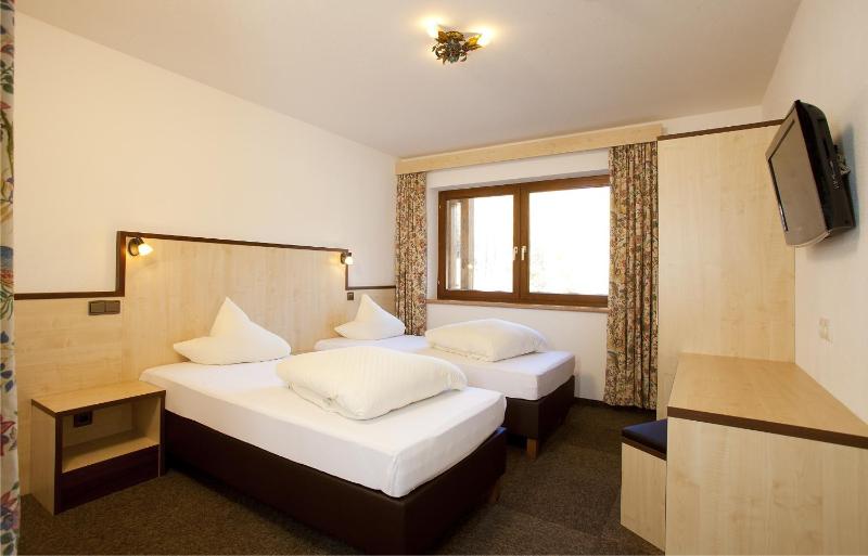 Five-Bedroom Apartment (12 Adults) image 3