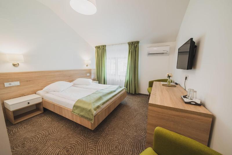 Standard Double Room image 3