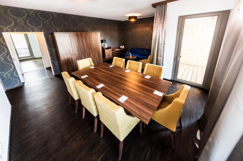 Best Western Plus Royal Suites - image 42