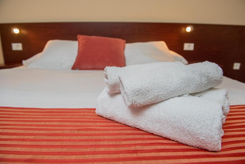 Double Room with Balcony and Side Sea View image 4