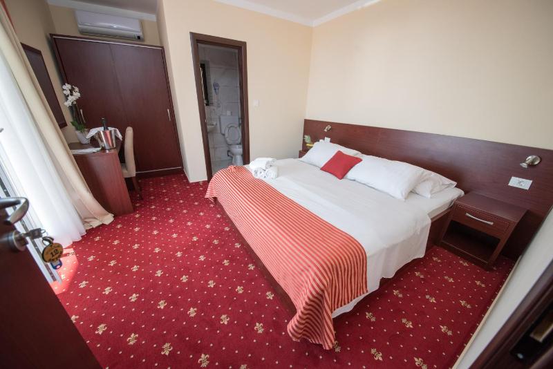Double Room with Balcony and Sea View image 4