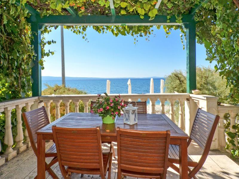 Three-Bedroom Apartment with Sea View image 3