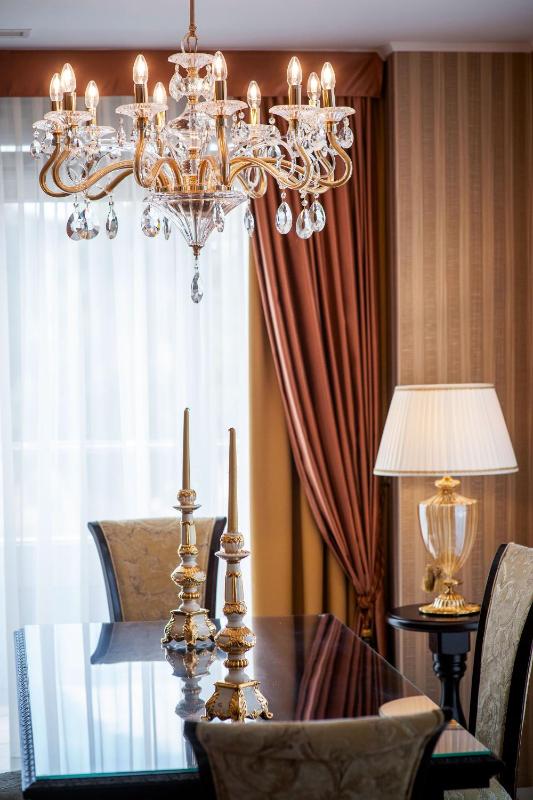Queen Suite with Hot Tub image 1