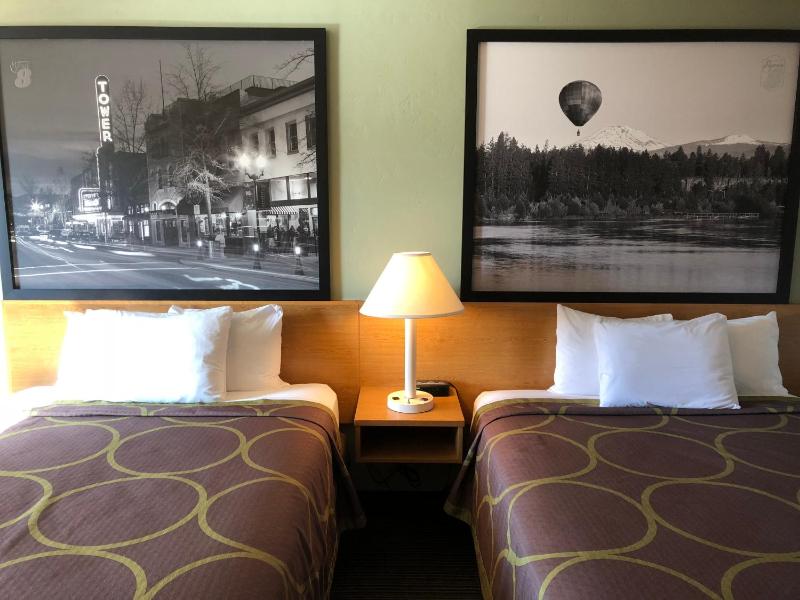 Queen Room with Two Queen Beds - Non-Smoking image 4