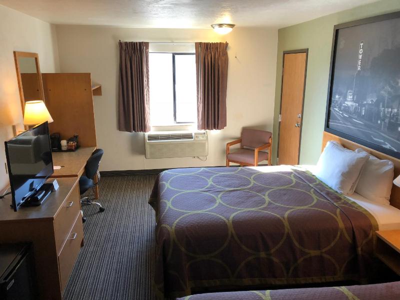 Queen Room with Two Queen Beds - Non-Smoking image 3