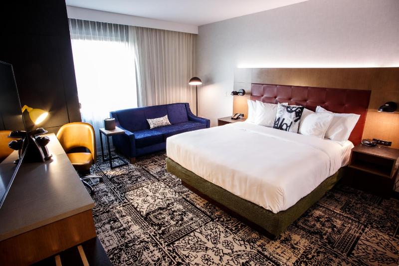 Deluxe King Room image 4