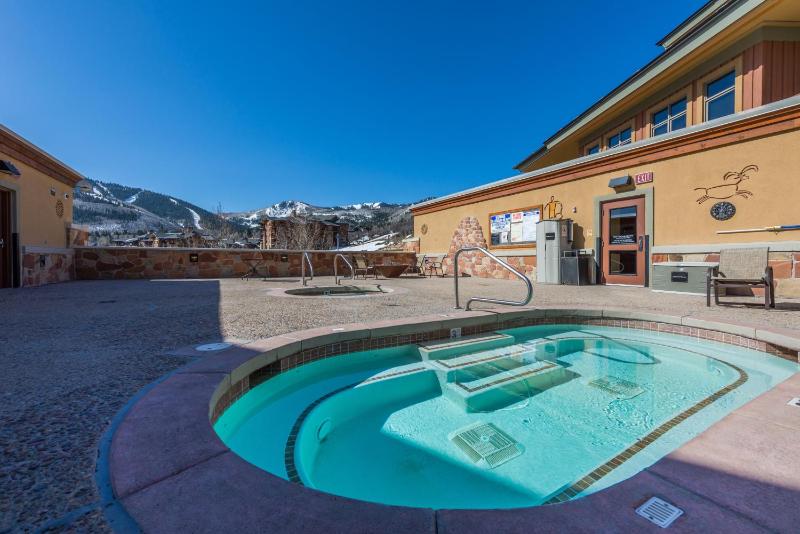 Superior Ski In Ski out Top floor Penthouse Pool Hot Tubs Conde Nast Forbes Award Winner B508 - image 31