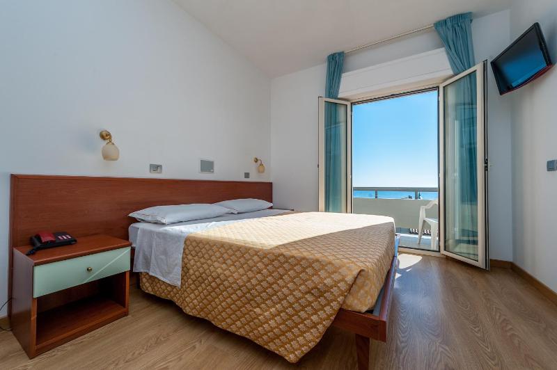 Deluxe Double or Twin Room with Sea View image 3